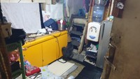 Ketika masuk, langsung terlihat satu ruangan yang penuh barang. Ruangan yang cukup sempit ini juga dipakai buat tidur di malam hari oleh tiga penghuninya. Rumah yang terdiri dari dua lantai ini membuat penghuni harus menaiki tangga kayu kecil yang beberapa anak tangganya sudah miring. Foto: Danica Adhitiawarman/detikcom