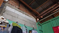 Atap rumah terbuat dari seng dan tidak ada plafon. Tampak seng sudah berlubang dan rangka kayunya lapuk. foto: detikcom