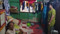 Bangunan lama rumah tersebut terdiri dua tingkat dengan satu kamar mandi dan tanpa kamar tidur. Anggota keluarganya menggelar matras tipis di lantai, lalu tidur berimpitan. Foto: Danica Adhitiawarman
