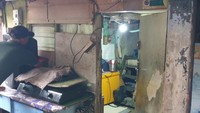 Rumah milik Tatang (71) di Jl. Menteng Jaya, Menteng, Jakarta Pusat semula berukuran 3x4 meter. Rumah tersebut dalam keadaan tidak layak huni karena ada banyak kerusakan. Foto: Danica Adhitiawarman