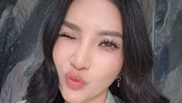 Sarwendah dalam feed Instagram-nya, mengunggah foto selfie. Dia menyemangati dirinya sendiri untuk tetap kuat. Jadilah kuat, jadilah tak kenal takut, jadilah cantik. Dan percayalah bahwa segalanya mungkin terjadi ketika kamu memiliki orang yang tepat di sana untuk mendukungmu, tulis Sarwendah dilihat, Sabtu (15/11/2025). (Foto: Instagram @sarwendah29)