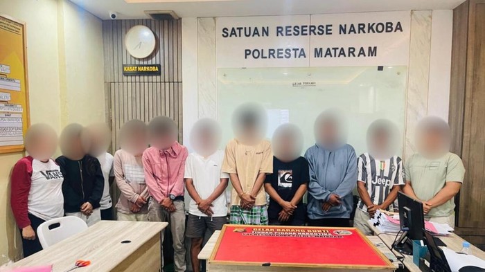 Satresnarkoba Polresta Mataram mengamankan 11 terduga pengedar sabu, Jumat (14/11/2025). (Foto: Dok. Polresta Mataram)