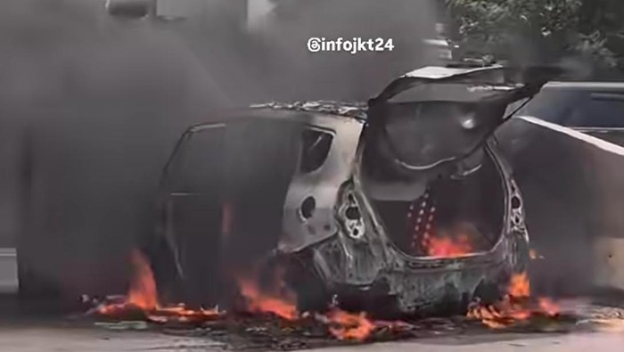 Satu unit mobil Honda Brio terbakar di Tol JORR Km 46+500 arah Jatiasih. (screenshot video viral)