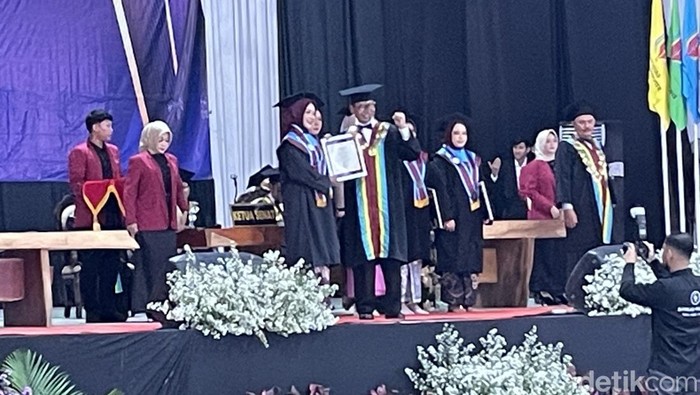 Sebanyak 224 mahasiswa Universitas Safin Pati resmi diwisuda hari ini, Sabtu (15/11/2025).