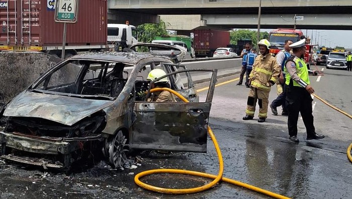 Sebuah kendaraan Honda Jazz terbakar di Tol JORR Km 46.400 B Kalimalang arah Jatiasih, Bekasi.