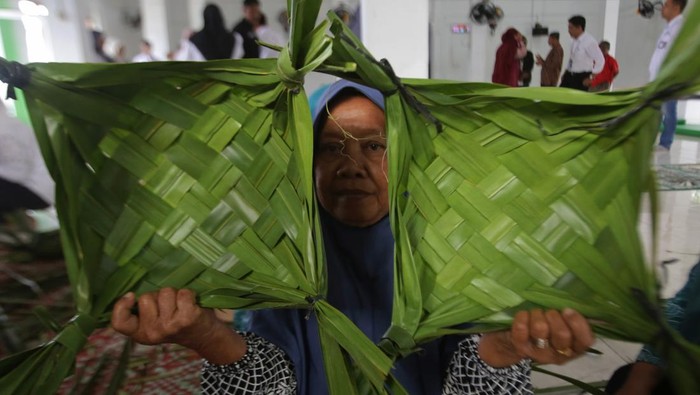 Warga lanjut usia (lansia) menyelesaikan pembuatan kerajinan anyaman berbahan daun kelapa di Sekolah Lansia Ceria Bersama, Desa Neuheun, Kabupaten Aceh Besar, Aceh, Sabtu (15/11/2025). Sekolah Lansia Ceria Bersama program Kementerian Kependudukan dan Pembangunan Keluarga/BKKBN yang sudah menjangkau seluruh kabupaten/kota di Aceh itu bertujuan untuk mempersiapkan lansia sebagai pribadi yang sehat, mandiri, aktif, produktif, dan bermartabat. ANTARA FOTO/Ampelsa