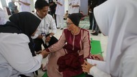 Selain mengajarkan keterampilan, program ini juga menawarkan pendampingan dan pengecekan kesehatan. ANTARA FOTO/Ampelsa