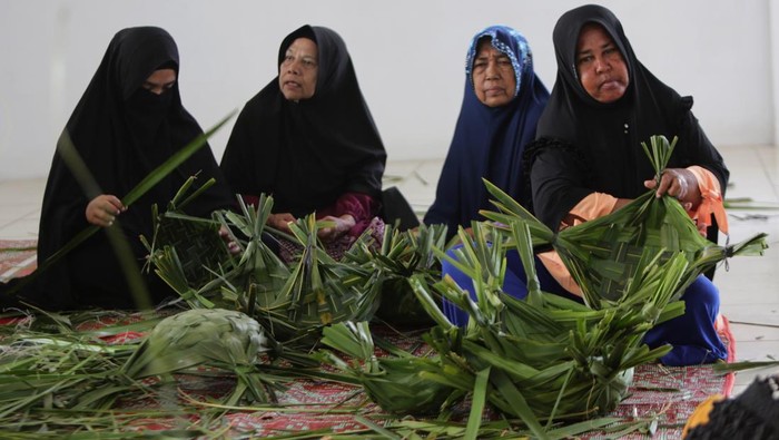Warga lanjut usia (lansia) menyelesaikan pembuatan kerajinan anyaman berbahan daun kelapa di Sekolah Lansia Ceria Bersama, Desa Neuheun, Kabupaten Aceh Besar, Aceh, Sabtu (15/11/2025). Sekolah Lansia Ceria Bersama program Kementerian Kependudukan dan Pembangunan Keluarga/BKKBN yang sudah menjangkau seluruh kabupaten/kota di Aceh itu bertujuan untuk mempersiapkan lansia sebagai pribadi yang sehat, mandiri, aktif, produktif, dan bermartabat. ANTARA FOTO/Ampelsa