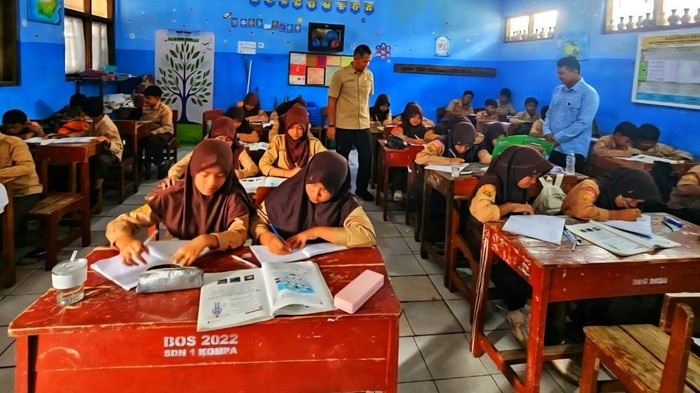 Sekretaris Dinas Pendidikan Kabupaten Sukabumi, Herdiawan Waryadi (tengah), memantau proses pembelajaran di salah satu kelas SD di Sukabumi.
