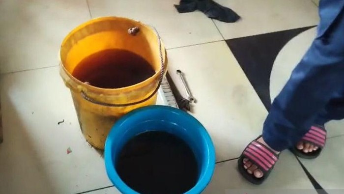 Barang bukti BBM jenis solar dalam dua ember serta kunci-kunci yang digunakan pelaku saat melakukan aksi percobaan pencurian solar pada mobil damkar di Posko Carester Ujung Tanah, Jalan Nusantara Baru, Kecamatan Ujung Tanah, Makassar, Sulawesi Selatan.