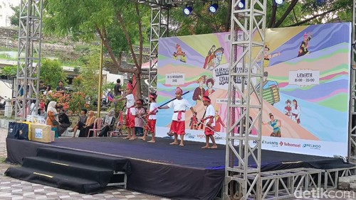 Suasana Festival Warna-Warni Kota Bima 2025 yang diikuti 19 paguyuban dan etnis di pantai Lawata, Sabtu, (15/11/2025). (Dok. Rafiin/detikBali)