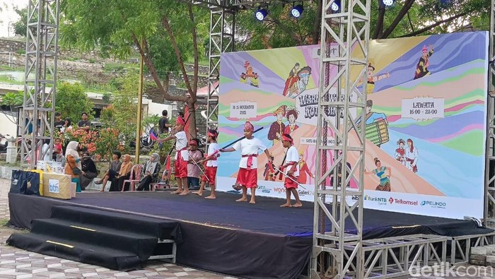 Suasana Festival Warna-Warni Kota Bima 2025 yang diikuti 19 paguyuban dan etnis di pantai Lawata, Sabtu, (15/11/2025). (Dok. Rafiin/detikBali)
