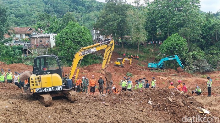 Tim SAR gabungan melakukan pencarian korban hilang di Desa Cibeunying, Kecamatan Majenang, Kabupaten Cilacap, Sabtu (15/11/2025).