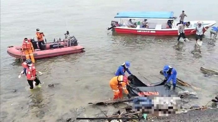 Tim SAR Gabungan mengevakuasi mayat tanpa identitas di Pulau Lae-lae.