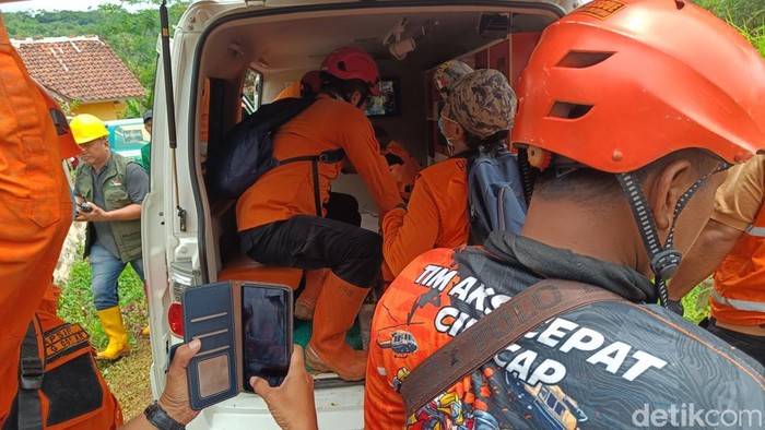 Tim SAR membawa jasad korban tanah longsor di Dusun Cibuyut, Desa Cibeunying, Kecamatan Majenang, Kabupaten Cilacap, Sabtu (15/11/2025).