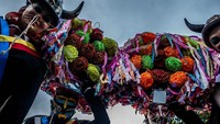 Festival tahunan ini menghadirkan pertunjukan tarian tradisional yang memadukan musik, kostum warna-warni, dan topeng khas berbagai daerah di Meksiko. Getty Images/Hector Quintanar