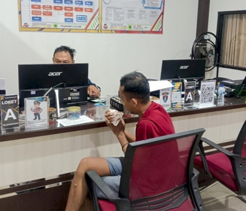 Trimendus Naitias, korban pembacokan di RSS Oesapa, Kecamatan Kelapa Lima saat membuat laporan polisi di Polresta Kupang Kota, Sabtu (15/11/2025). (Dok. Polresta Kupang Kota).