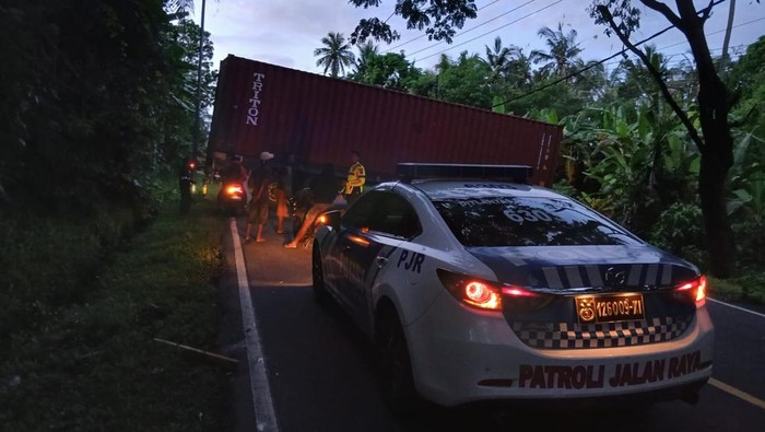 Truk kontainer melintang di jalur Denpasar-Gilimanuk tepatnya di Banjar Dinas Batulumbang, Desa Antap, Kecamatan Selemadeg, Tabanan, Bali, Sabtu (15/11/2025). (Foto: Dok. Istimewa)