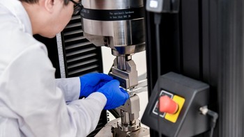 Apex Guard memastikan pengalaman bebas khawatir yang benar-benar tahan lama. Melalui inovasi seperti Baterai Silicon-Carbon Oppo dengan material silikon-karbon berbentuk bola yang telah disesuaikan, keamanan jangka panjang dapat terjaga sekaligus memperpanjang usia sel baterai hingga 400 siklus tambahan. Foto: Oppo