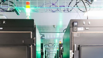 Intelligent Terminal Testing Lab adalah salah satu fasilitas pengujian terbesar di Kampus Binhai Bay Oppo dan merupakan lab pengujian perangkat lunak terbesar di industri. Dengan luas lebih dari 2.000 meter persegi, lab ini dapat menguji puluhan ribu perangkat sekaligus dan beroperasi 24/7 dengan hampir seluruh proses otomatis. Hanya segelintir administrator yang dibutuhkan untuk memantau ribuan perangkat yang berjalan. Foto: Oppo