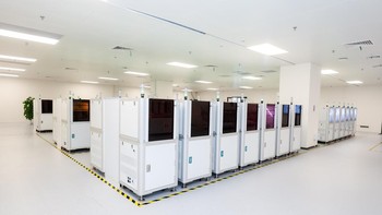 Dilengkapi dengan lebih dari seratus perangkat canggih dan dijalankan dengan perangkat lunak otomasi yang dikembangkan Oppo, lab ini mendukung lebih dari seratus perangkat beroperasi 24/7, memungkinkan otomasi berbasis AI secara penuh dan simulasi lanjutan skenario nyata. Foto: Oppo