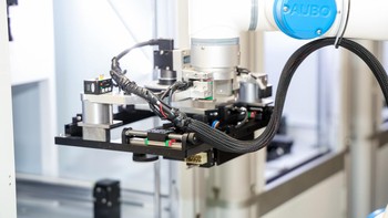 Berangkat dari skenario dan masalah nyata yang dihadapi pengguna sehari-hari, Oppo menciptakan sistem jaminan kualitas berbasis perangkat keras yang kokoh dan perangkat lunak yang mulus, mencakup seluruh lini produk dan penggunaan sepanjang siklus hidup perangkat. Foto: Oppo