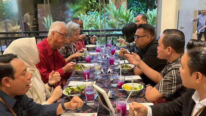 Wali Kota Pekanbaru, Agung Nugroho berdiskusi bersama Eks PM Singapura Goh Chok Tong. (Dok Istimewa)