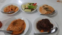 Berdiri sejak 1969, RM Padang Pondok Djaja di Gambir, Jakarta Pusat, dikenal dengan makananya yang autentik. Tempat makan ini menawarkan ayam goreng kampung hingga tahu tauco favoritnya old money. Foto: Google Review/aveline agrippina tando