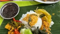 Rumah Makan Istanadi Muara Karang jadi langganan para old money di Jakarta Utara, dengan menu klasik dan porsinya melimpah. Ini merupakan rumah makan Padang yang terkenal dengan rendangnya. Foto: Google Review/SAA