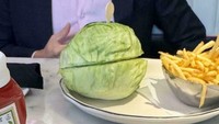 Bun burger diganti sayuran memang lebih sehat, tapi penggunaannya tak perlu sebanyak ini juga. Ini sih namanya jadi seperti menyantap kol utuh. Foto: Bored Panda