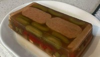 Puding identik dengan penggunaan bahan-bahan manis, seperti buah dan susu. Namun beda dengan puding ini yang terdiri dari acar dan daging. Kamu bakal doyan? Foto: Bored Panda