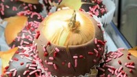 Siapa sih yang punya ide di luar nalar begini? Masa ada bawang bombai utuh dibalut lapisan cokelat dan taburan meses! Foto: Bored Panda