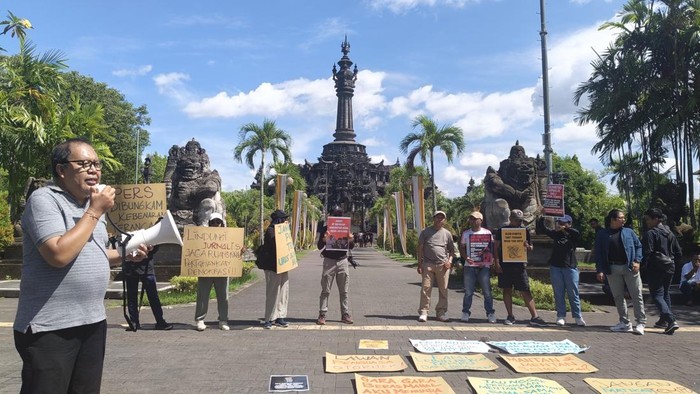 Aksi Solidaritas Jurnalis Bali (SJB) di Lapangan Puputan Margarana Niti Mandala Denpasar, Minggu (16/11/2025). Mereka mengecam gugatan Mentan Amran Sulaiman kepada Tempo sebesar Rp 200 miliar. (Ni Made Lastri Karsiani Putri/detikBali)