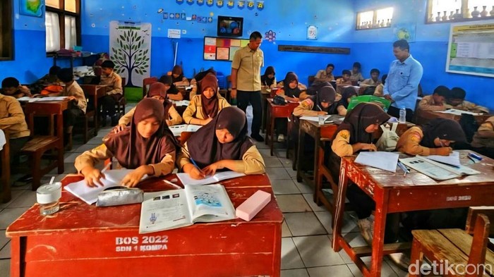 Anak-anak di Kabupaten Sukabumi sedang belajar di kelas
