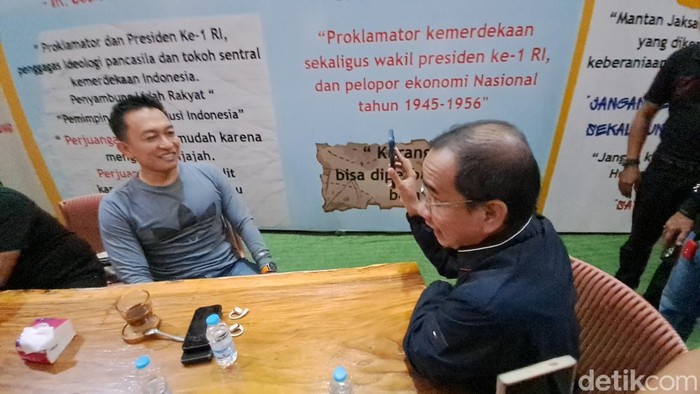 Anggota Komisi III DPR RI Rudianto Lallo (RL) melakukan video call dengan Wakapolri Komjen Dedi Prasetyo dan Wakil Ketua Komisi III DPR M Rano Alfath yang menyampaikan apresiasi kepada polisi penyelamat Bilqis di Makassar.