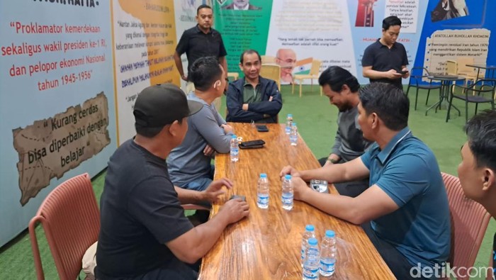 Anggota Komisi III DPR RI Rudianto Lallo (tengah) bersama jajaran personel Polrestabes Makassar yang menyelamatkan Bilqis dari penculikan dan perdagangan anak.