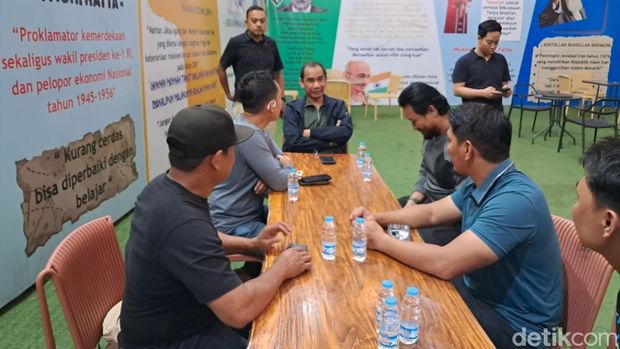 Anggota Komisi III DPR RI Rudianto Lallo (tengah) bersama jajaran personel Polrestabes Makassar yang menyelamatkan Bilqis dari penculikan dan perdagangan anak. Anggota Komisi III DPR RI Rudianto Lallo (tengah) bersama jajaran personel Polrestabes Makassar yang menyelamatkan Bilqis dari penculikan dan perdagangan anak.