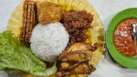 Makan ayam goreng paket dengan nasi, tahu tempe, lalap, dan sambal di sini sekitar Rp 41 ribu. Selain itu, ada juga menu tambahan, seperti daging empal, paru goreng, gulai ati ampela, dan gula ati sapi. Foto: Gandhi Mardiansyah/Google Image