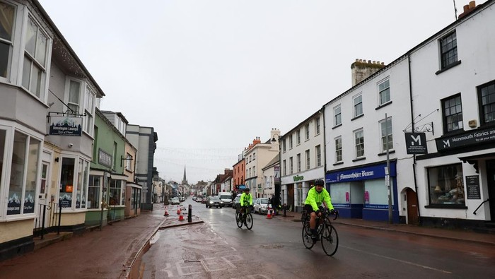 Hujan deras yang dibawa Badai Claudia mengubah sejumlah wilayah di Wales menjadi lautan lumpur, Minggu (16/11/2025). Jalan-jalan, tempat parkir, dan trotoar di Monmouth tergenang, menyulitkan warga dan transportasi lokal. REUTERS/Isabel Infantes