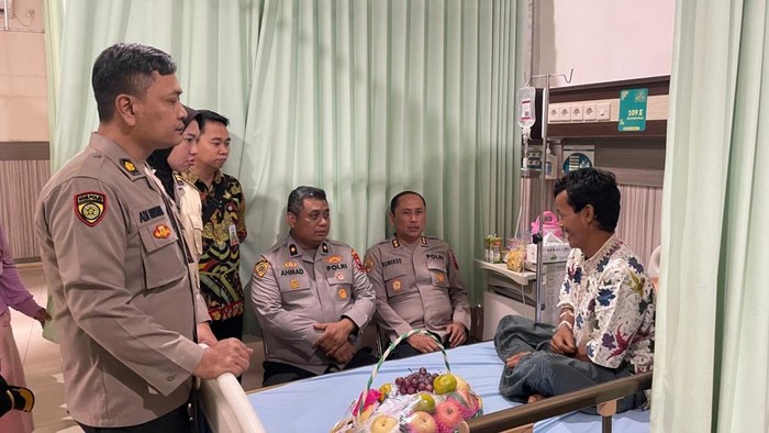Bagian Psikologi Biro SDM Polda Jateng saat melakukan trauma healing kepada korban longsor di Kecamatan Majenang, Kabupaten Cilacap.