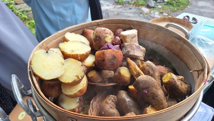 Beragam camilan kukus dan rebus-rebusan di Jalan Majapahit, Mataram, Minggu (16/11/2025). (Nathea Citra/detikBali)