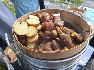 Camilan Kukus dan Rebusan Jadi Favorit Emak-emak hingga Gen Z di Mataram