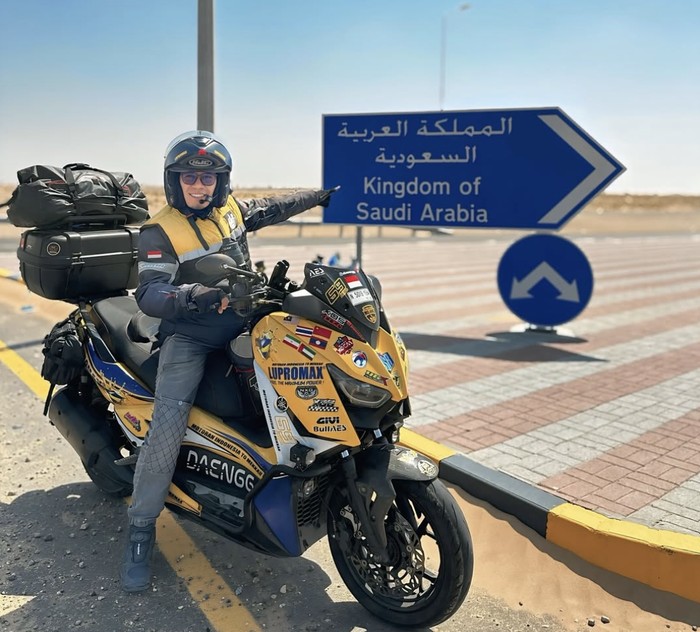 Bikers Yamaha Xmax yang akrab disapa Om Daeng ini touring dari Indonesia ke Makkah