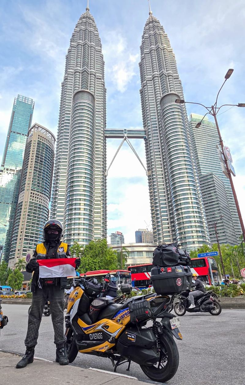 Bikers Yamaha Xmax yang akrab disapa Om Daeng ini touring dari Indonesia ke Makkah
