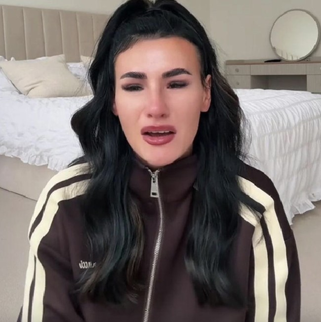 “Pada 2017, kondisi kesehatan mental saya sangat buruk… Saya depresi, punya pikiran untuk mengakhiri hidup, kehilangan pasangan dan pekerjaan,” ujarnya sambil menangis. Foto: dok. Instagram @brittanyhmillerrr