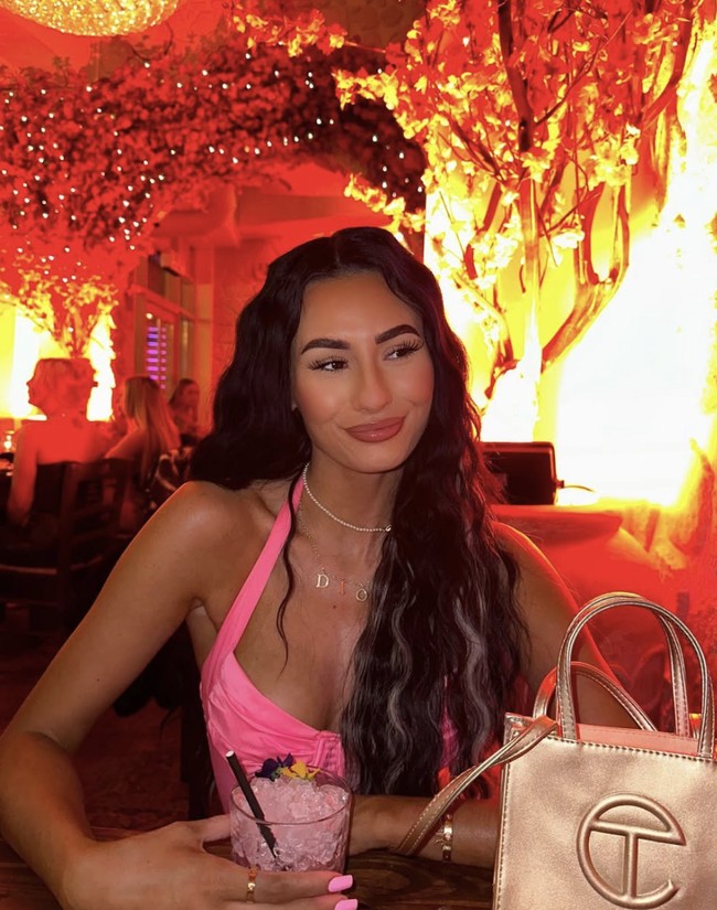 Brittany Miller, influencer TikTok dengan jutaan pengikut, akhirnya mengungkapkan kebenaran soal klaim palsu yang pernah ia buat tentang mengidap kanker. Dalam video terbarunya, ia menjelaskan bahwa kebohongan itu terjadi saat kondisi mentalnya berada di titik terendah. Foto: dok. Instagram @brittanyhmillerrr