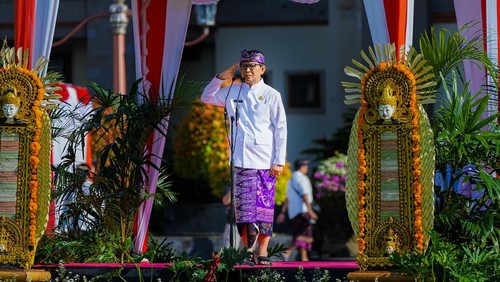 Bupati Badung I Wayan Adi Arnawa selaku inspektur upacara saat apel peringatan HUT ke-16 Mangupura di Lapangan Mangupraja Mandala, Puspem Badung, Minggu (16/11/2025). (Foto: Pemkab Badung)