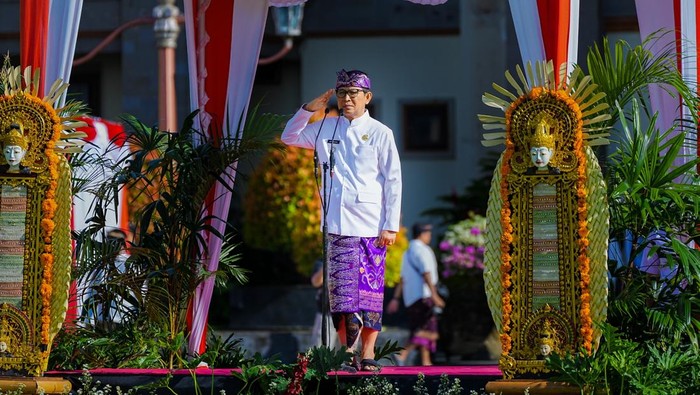 Bupati Badung I Wayan Adi Arnawa selaku inspektur upacara saat apel peringatan HUT ke-16 Mangupura di Lapangan Mangupraja Mandala, Puspem Badung, Minggu (16/11/2025). (Foto: Pemkab Badung)