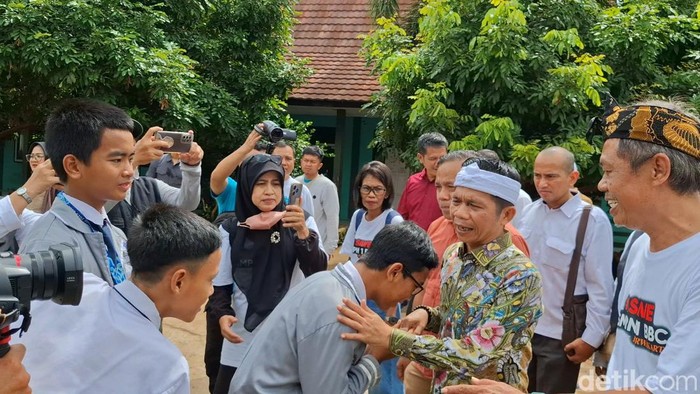 Bupati Purwakarta Saepul Bahri Binzein saat bertemu dengan murid SMPN Babakancikao