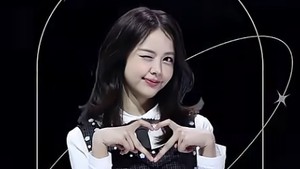 Carmen bawa pulang piala Trend of the Year (Rookie) dalam ajang penghargaan yang digelar Sabtu (15/11/2025) malam. Potret Carmen ditampilkan di layar saat pengumuman pemenang. (Foto: dok. KGMA 2025)